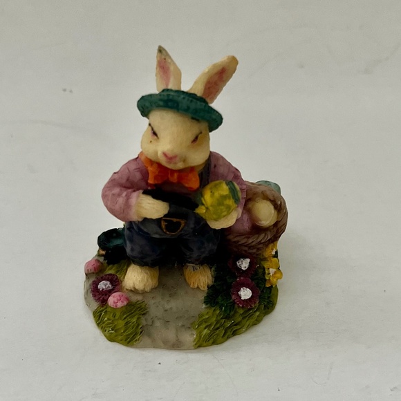 SET OF 4 RESIN EASTER RABBITS IN THEIR GARDENS - Picture 4 of 7